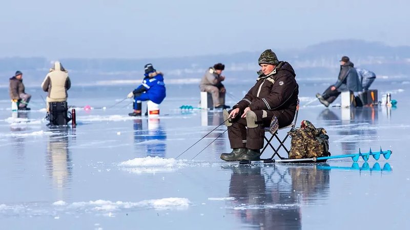 Ice fishing gambling game, ice fishing live